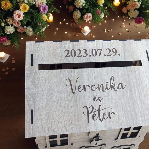 Esküvői pénzgyűjtő házikó, egyedi gravírozással2